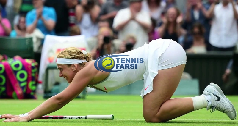بازیکن تنیس زن روی زمین چمن پس از سقوط در مسابقه WTA